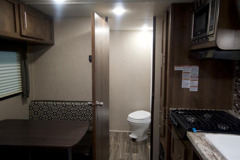 Shasta 18FQ Travel Trailer Bathroom
